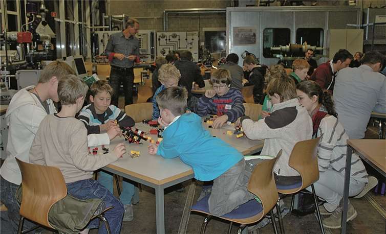 Hier ist buntes Treiben während der letzten Kinderuni-Vorlesung „Stahl lernt laufen - Wir bauen einen Roboter“. Hochschule Koblenz/Jores Loffredo