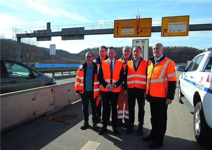 Hier ist deutlich zu sehen, wiedicht die Autos am Baustellenbereich vorbeifahren.
