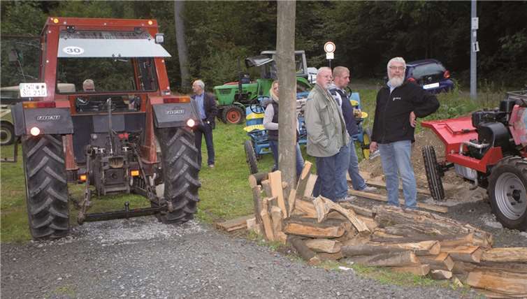 Hier ist ein alter Holzspalter in Aktion gewesen.