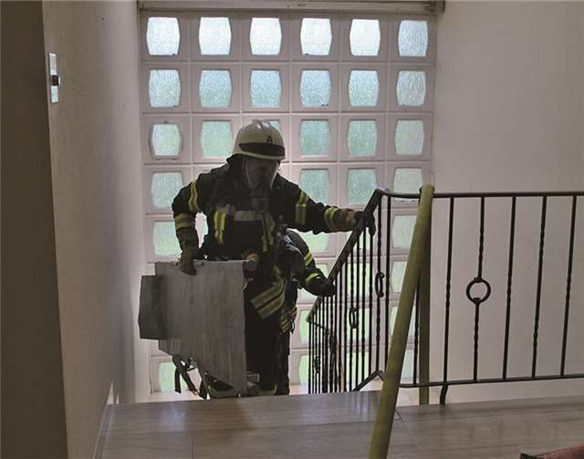 Hier ist körperliche Fitness gefragt: Bis in den achten Stock musste Rettungsgerät getragen werden.privat