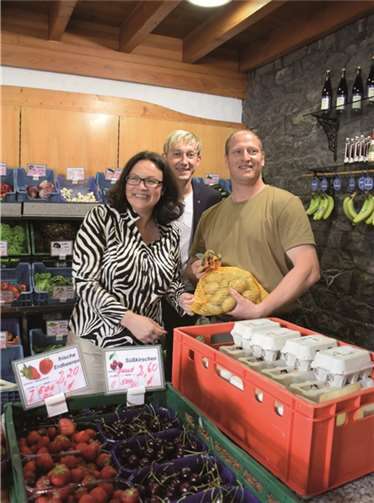 Hier ist noch alles frisch: Andrea Nahles sieht sich im Hofladen um.