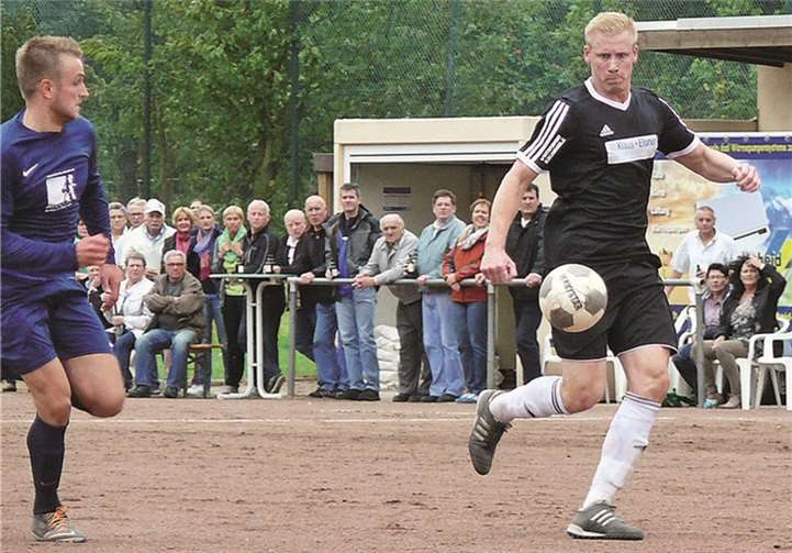 Hier kann sich der zweifache Torschütze Stefan Pistono (rechts) durchsetzen, aber meist zogen die Moselaner im Duell Mann gegen Mann den Kür.zeren. Michael Wald