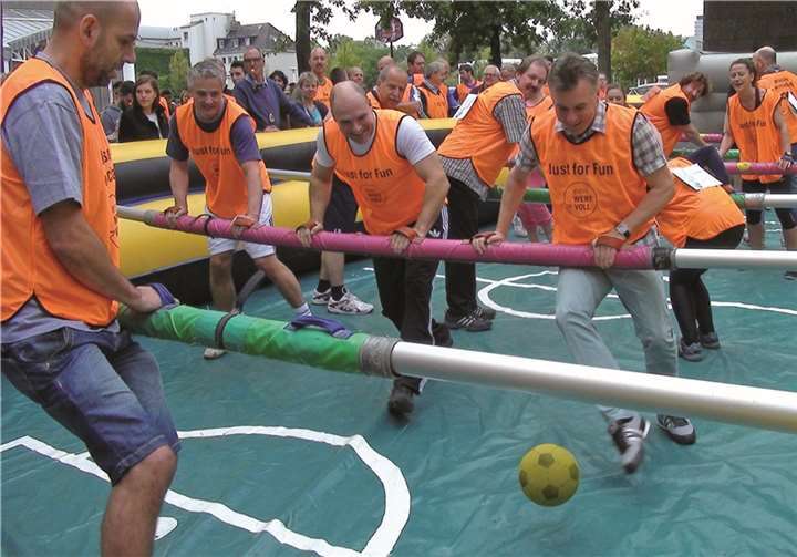 Hier kickt der Chef noch persönlich: Bernd Wieczorek, Vorstandsmitglied der evm-Gruppe, mit seinen Mitarbeitern beim großen Maxi-Kicker-Turnier zum ersten Geburtstag des Unternehmens.