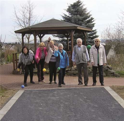 Hier können in Zukunft unbeschwert die Kugeln fliegen: der Vorstand beim ersten Spiel. privat