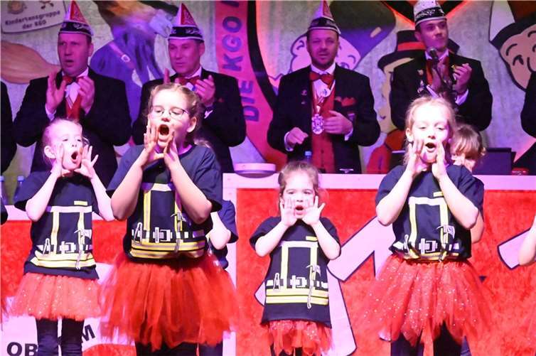 Hier kommt die Feuerwehr, in diesem Fall die Kindergarde.