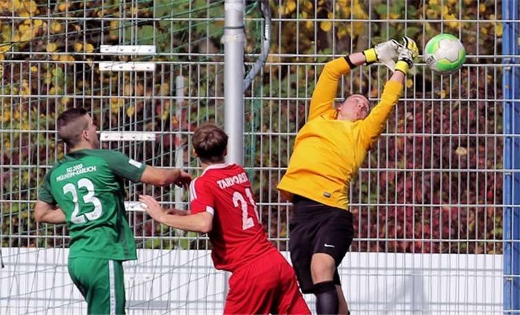 Hier konnte Christian Scheu den Keeper des FSV Trier-Tarforst nicht bezwingen. Dies erledigte dann aber später Teamkollege Jeremy Heyer, der mit seinem Viererpack die Moselaner im Alleingang abschoss. -TH-