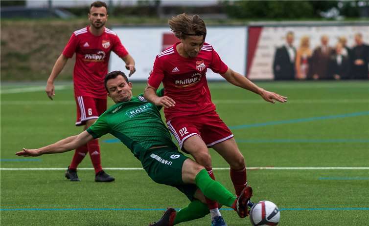Hier konnte David Peifer Leoluca Diefenbach stoppen, doch der Angreifer des FV Diefflen hatte zu diesem Zeitpunkt bereits einmal getroffen. Foto: TH