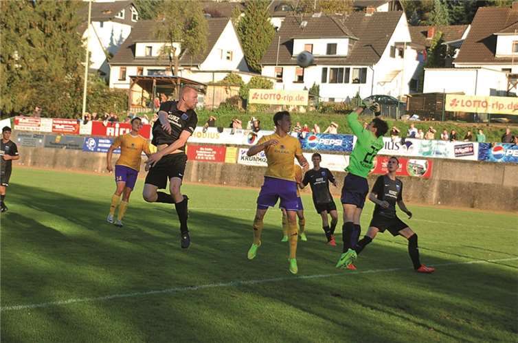 Hier konnte Mechtersheims Keeper noch klären, wenig später musste er jedoch den Ball aus dem Netz holen.Rü
