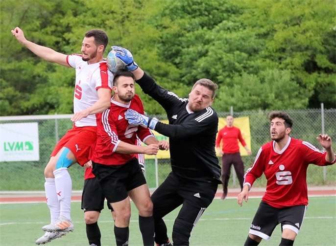 Hier konnte die Abwehr sich den Angriffen von Ligakonkurrent ATA Urmitz erwehren. Am Ende siegte aber Urmitz glatt mit 3:1.TH