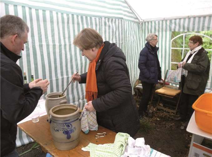 Hier konnte man sich leckere Maibowle holen.