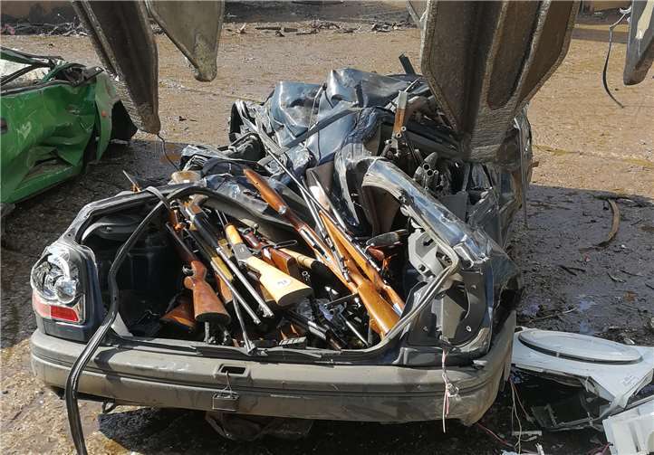 Hier landen die Waffen mitsamt einem alten Auto in den riesigen Schredderanlagen. Übrig bleiben nur noch kleine Metall und Holzteile.  Privat