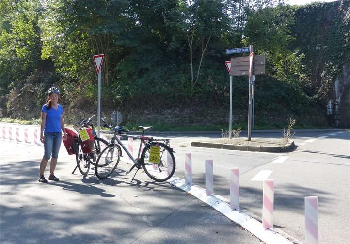 Hier müssen Radfahrer die von der Mainzer Straße kommen und auf die andere Straßenseite möchten erst rechts in die Sebastian-Bach-Straße abbiegen, um die Absperrung zu überqueren. Foto: privat