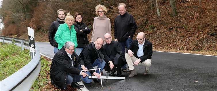 „Hier muss dringend was passieren“, meinen nicht nur Robert Müller (v.l.), sondern auch die FDP-Vertreter Marco Weber, Ulrich van Bebber, Sebastian Czernik (vorne) und Daniela Thiesen, Ulrike Weiss, Dr. Carla Caspary vom Hotel Kastenholz und Bert Schäfer.  Werner Dreschers