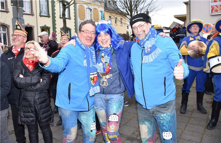 Hier präsentiert sich das nächstjährige „Wormersdorfer Dreigestirn“ Dieter Weber, Tina Maus und Markus Pütz.