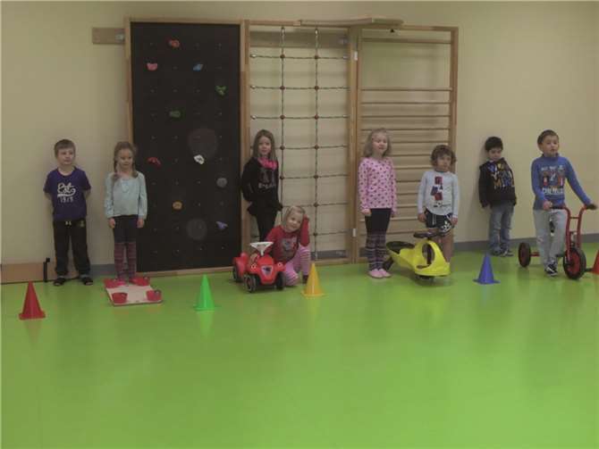 Hier probierten die Kinder gleich mehrere verschiedene Fortbewegungsmittel aus. privat