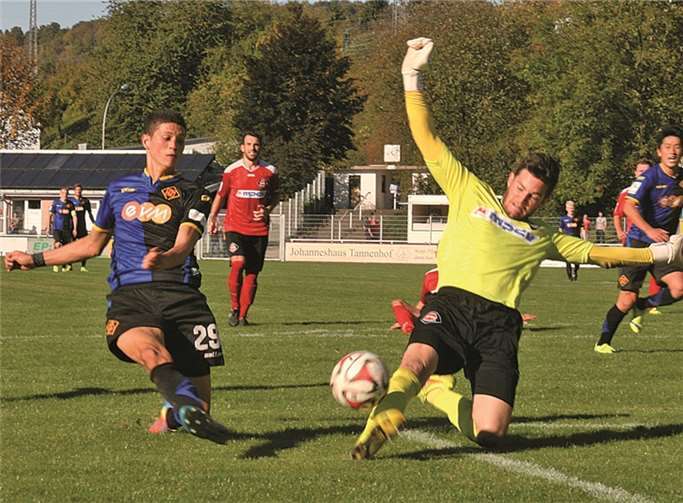 Hier rettete der Keeper des SV Neckarelz noch gegen Benamar. Wenig später aber kamen die Schängel dann doch zum 2:1 und feierten am Ende den zweiten Auswärtssieg der Saison. -TH-
