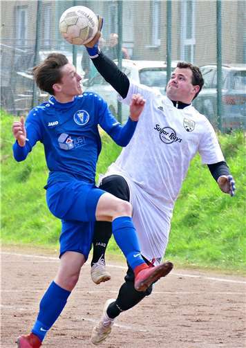 Hier scheitert der Metternicher Oscar Mers am Moseltal-Keeper David Giejlo. Der hat maßgeblich dazu beigetragen, dass seine Mannschaft die wenigsten Gegentore in der Liga zu verzeichnen hat. Foto: Michael Wald