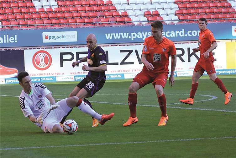 Hier scheiterte Angelo Hauk an Lauterer Keeper Raphael Sallinger. Zwei Minuten vor Spielende wurde der Koblenzer Angreifer, nach einem Foul mit Rot bedacht und musste vorzeitig vom Platz. TH