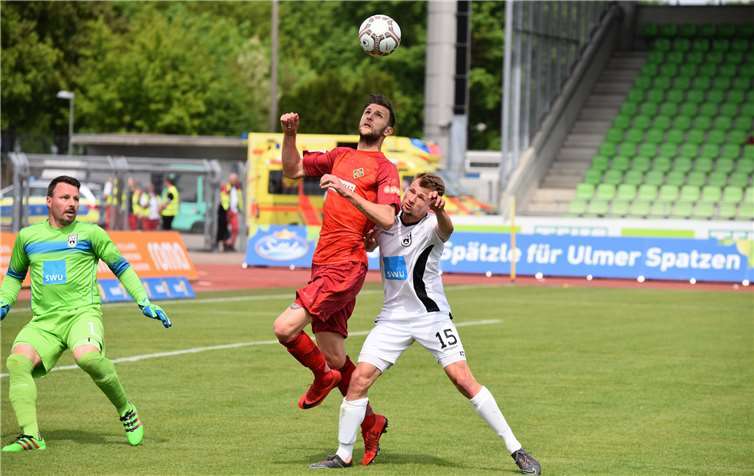 Hier scheiterte Dejan Bozic noch an der Abwehr der Gastgeber. Später traf der Angreifer der TuS zum 4:1 für seine Mannschaft.TH