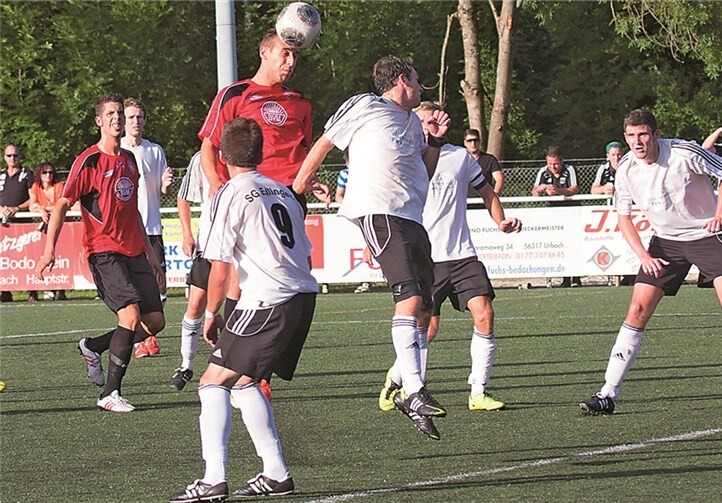 Hier scheiterte der Puderbacher Angreifer an der Ellinger Abwehr.WT