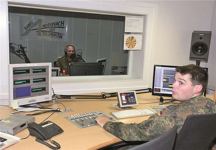Hier schlägt das Herz von Radio Andernach. Aus Mayen werden den Soldaten, die weltweit im Einsatz sind, egal ob ehemals Bosnien oder aktuell dem Kosovo, Afghanistan und anderen Einsatzorten, 24 Stunden am Tag ein Stück Heimat und viele Tausende persönliche Familiengrüße gesendet.