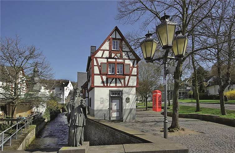 Hier sehen Sie ein bekanntes Bild aus Valler. Schon oft gesehen, schon oft hier verweilt. Wirklich schon oft so gesehen? Ganz sicher? Irgendetwas stimmt hier aber nicht. Schauen Sie bis 23. Dezember im Copy-Print-Center Hamacher, Heerstraße 48 in Valler vorbei und nennen Sie uns die Lösungen. privat