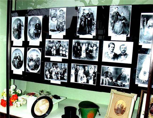 Hier sind Bilder von Brautpaaren aus vergangenen Zeiten zu sehen.