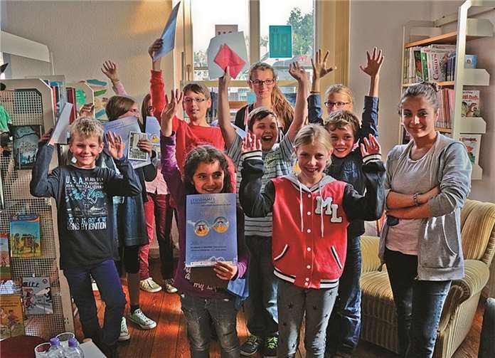 Hier sind alle Gewinner des Lesesommers mit den anwesenden Geschwisterkindern zu sehen. Es fehlen Jade Engenhorst, Patrick Knechtges und Vincent Gutscher. privat