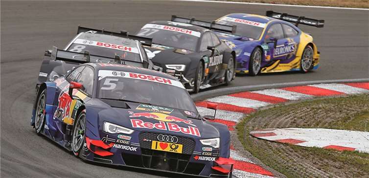 Hier sind die Verfolger Mattias Eckström (5) auf den Fersen. privat