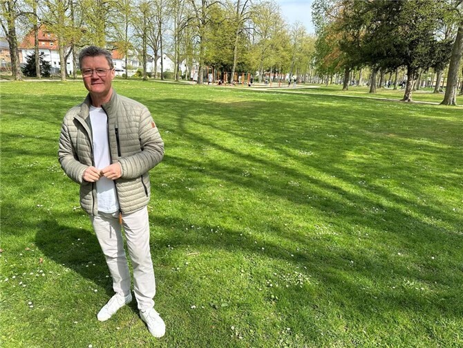 Hier soll der neue Pumptrack entstehen, wie Ortsvorsteher Richard Lindner erläutert.  Foto: ROB