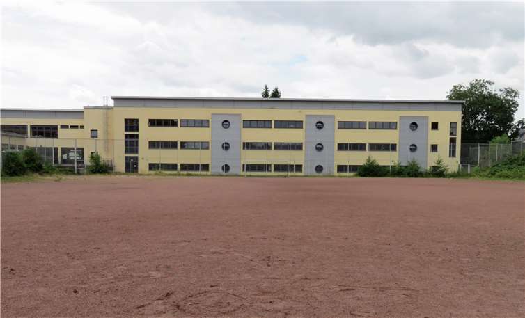 Hier soll die neue Kindertagesstätte errichtet werden. Im Hintergrund: die Grundschule St. Stephan.Fotos: MKA