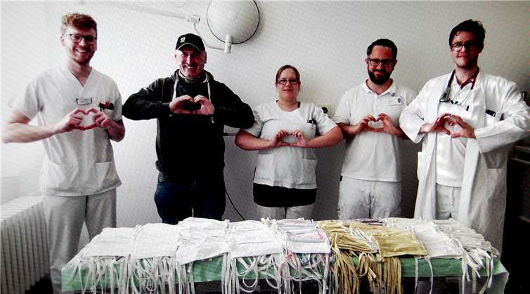 Hier übergab der in Kell beheimatete Oberarzt der Chirurgie im Mayener Krankenhaus, Dr. Günter Treppmann, (2. von links) die erste Ladung der 116 von fleißigen Damen der Keller Nähgruppe gefertigten Mundbedeckungen masken an die Notaufnahme von St. Elisabeth.