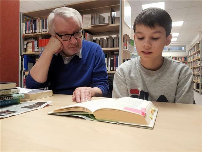 Hier übt Julian mit Vorlesecoach Karl Hempel in der Öffentlichen Bücherei St. Martin. Quelle: Rheinbach liest e.V.
