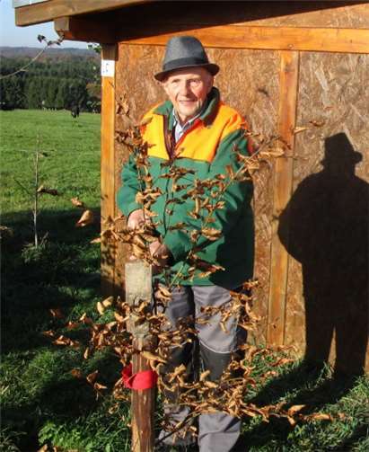 Hier umpflanzt er mit heimischen Hölzer die Rast und Schutzhütte zwischen Wershofen und Ohlenhardt an der L 74.privat