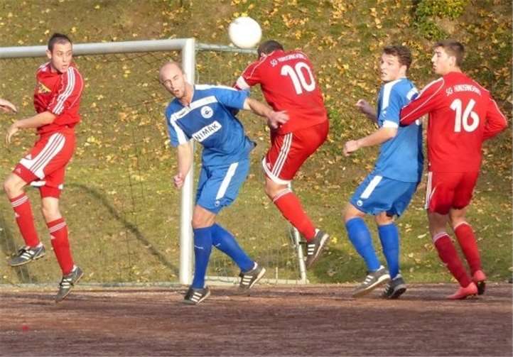 Hier versuchte Fabian Steinebach sein Glück, die Wissener Abwehr auseinander zu hebeln. Am Ende trennten sich die beiden Teams mit 2:2. TH