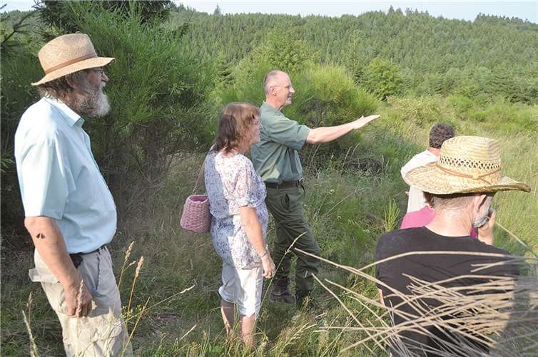 Hier wächst kein Baum mehr. Der Förster Peter Wohlleben zeigte der Grünen Delegation eine vom Orkan Wiebke zerstörte Waldläche.  Privat