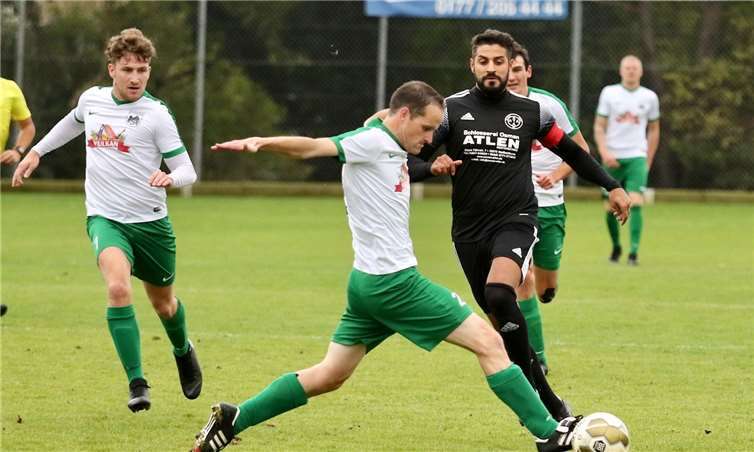 Hier war C. Heuser einen Schritt schneller wie sein Gegenspieler von Ata Sport Urmitz am Ball, am Schluss hatte die Gäste aber die Nase vorne.Foto: Claus Deptalla