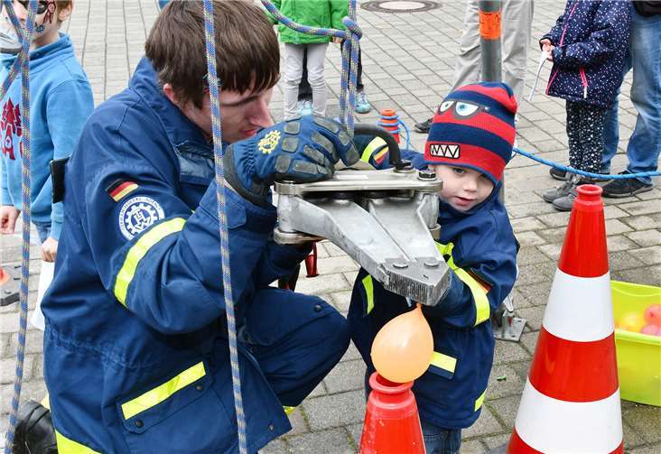 Hier war Geschick gefragt. Unter fachkundiger Aufsicht konnten große Geräte bedient werden.Fotos: RASCH