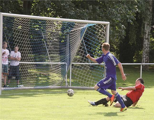 Hier war die Welt für den SV Niederwerth noch in Ordnung als Sascha Nobel gegen den VfL Hamm der Führungstreffer gelungen war.     TH