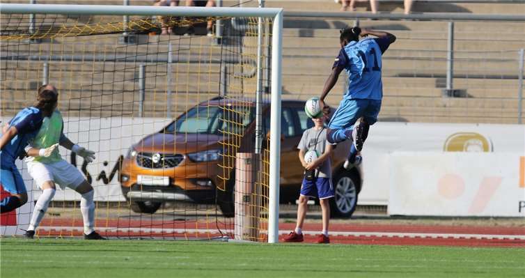 Hier war die Welt noch in Ordnung bei der TuS. Amadou Abdullei trifft zum Führungstreffer der TuS. TH