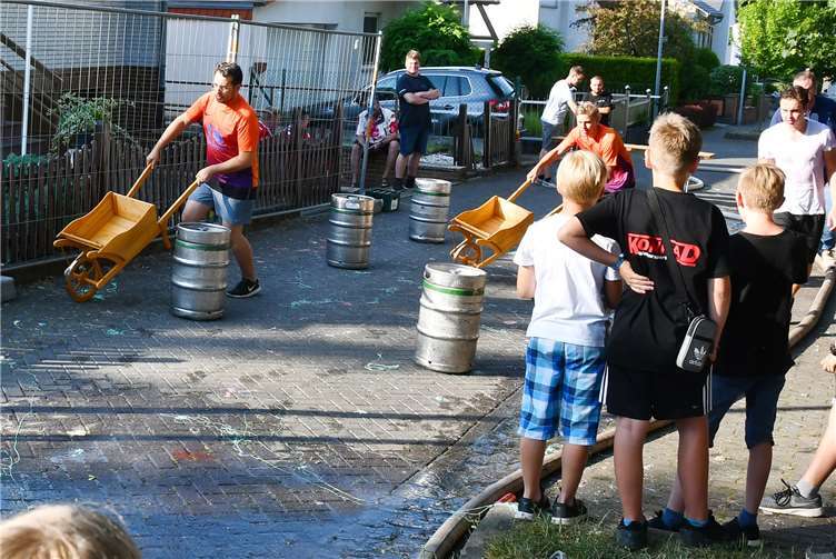 Hier waren Geschicklichkeit und Fahrgefühl gefragt: Im Slalom ging es mit den Schürreskarren um Bierfässer herum.