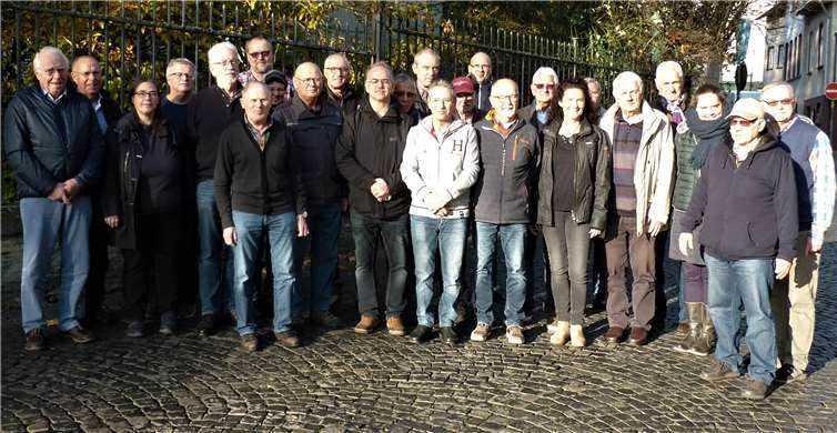 Hier weder in der Untersicht noch von oben herab, sondern zentral im Gruppenbild: Sechs engagierte Filmer des FFC Ahrweiler nahmen teil am Filmseminar des BDFA und lernten viel Neues über die Produktion von Filmen und gestalterische Elemente. Foto: privat