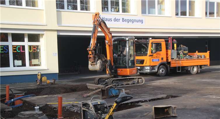 Hier werden die Anschlüsse für den Modul-Kindergarten verlegt. Foto: KMI