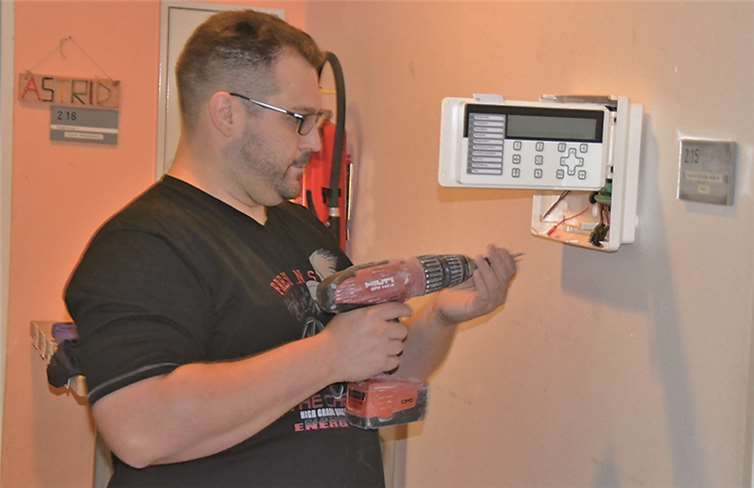 Hier werden die Sicherungskästen erneuert.