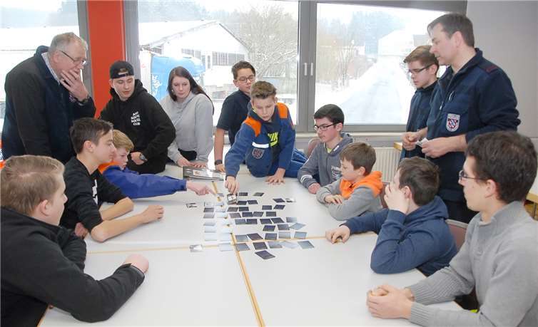 Hier wird „Feuerwehr-Memory“ gespielt. Nur wenn alle aufpassen, kann die Stadt vor der Feuerkatastrophe gerettet werden.