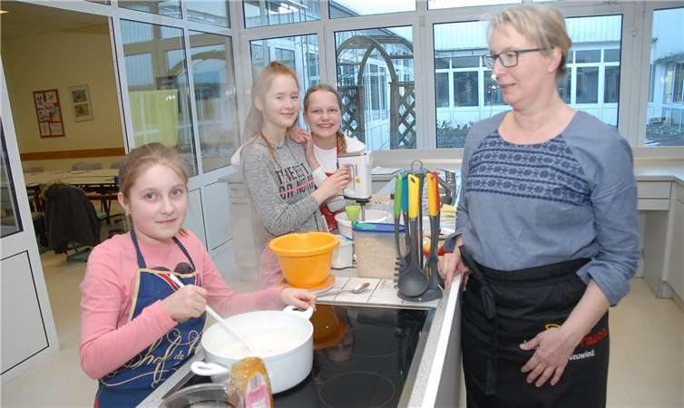 Hier wird Haferschleim zubereitet. Die Haferflocken stehen bei dieser natürlichen Art des Ernährungsplans wieder hoch im Kurs.