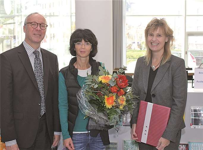 Hier wird Lesetreue belohnt: Kulturdezernent Detlef Knopp (links) und Bibliotheksdirektorin Susanne Ott (rechts) beglückwünschten Liselotte Stein, die 500.000. Besucherin der StadtBibliothek.privat