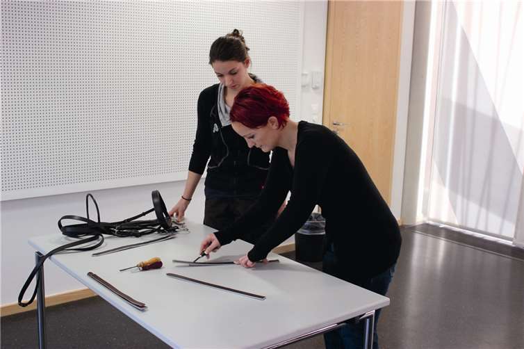 Hier wird das korrekte Kantenschneiden an Gurten im Sattlerhandwerk vermittelt.privat