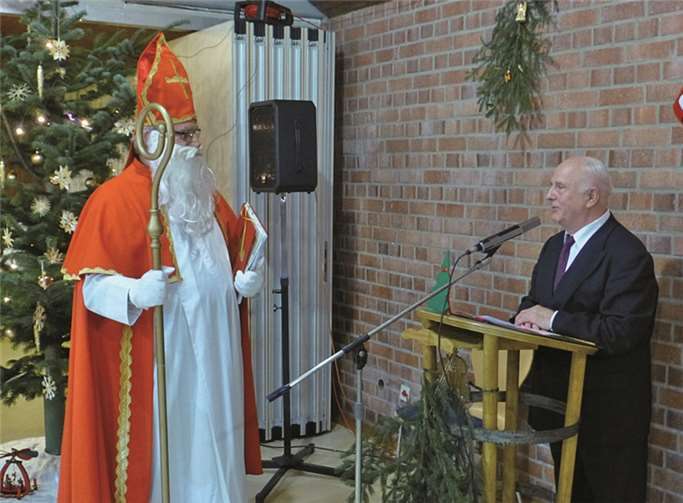 Hier wird der Nikolaus (Norbert Natschke) vom 1. Vorsitzenden der Bürgergemeinschaft, Erwin Schumacher, herzlich begrüßt. Ditmar Simon