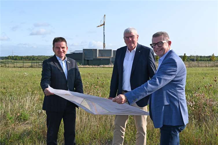 Hier wird die neue Rettungswache entstehen: Bürgermeister Holger Jung, Landrat Sebastian Schuster und der Erste Beigeordnete Hans Dieter Wirtz vor Ort im Unternehmerpark Kottenforst. Foto: Stadt Meckenheim